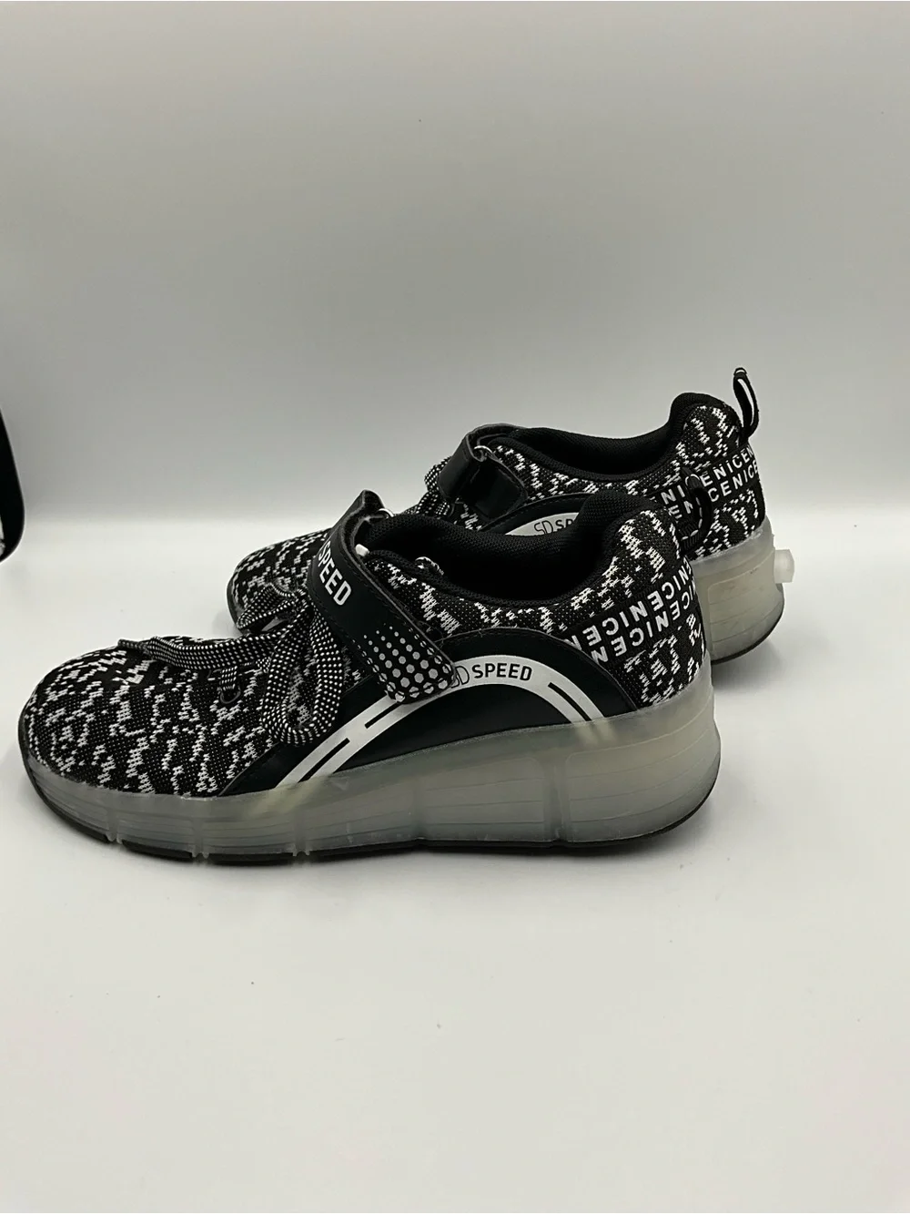Kids Roller Skate Shoes Size 6.5 (39) Black & White Light-Up Sneakers
